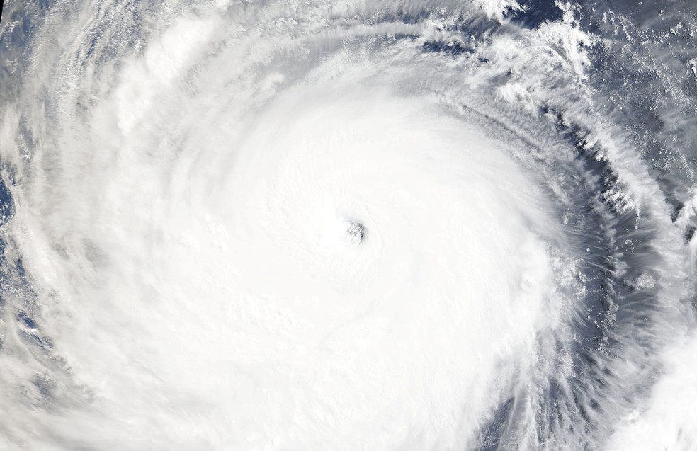 Imagem de satélite mostra tufão Bavi sobre o Mar das Filipinas em 8 de julho de 2026. — Foto: Nasa Worldview/Handout via REUTERS
