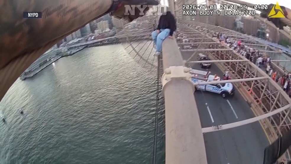 Policial conversa com mulher que escalou Ponte do Brooklyn — Foto: NBC NEWS