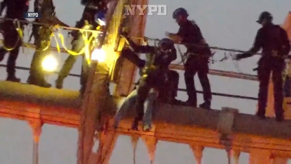 Policiais chegando até mulher que escalou a Ponte do Brooklyn — Foto: NBC News
