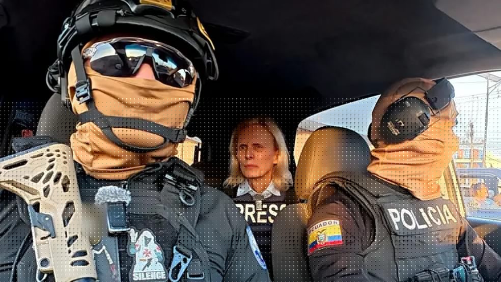 Equipe da BBC acompanha trabalho da polícia no Equador — Foto: Lee Durant/BBC