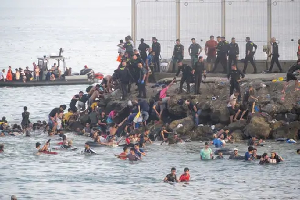 Mais de 70 mil pessoas cruzaram do Marrocos para a cidade espanhola de Ceuta, provocando uma crise humanitária e alterando a diplomacia regional — Foto: Getty Images