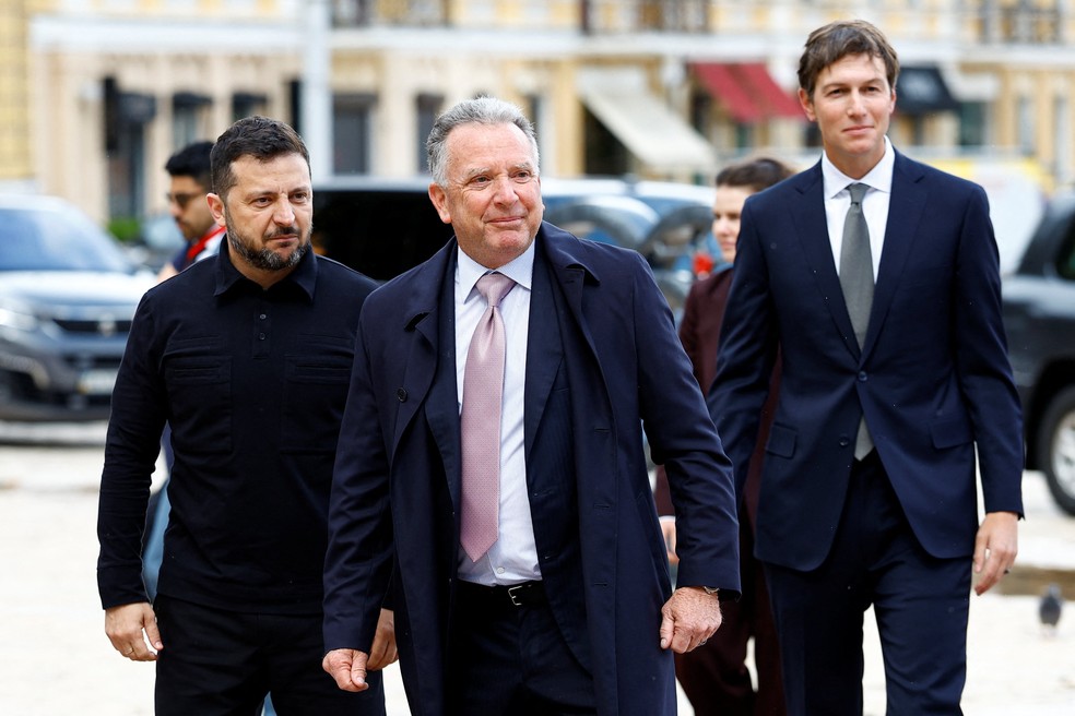 O presidente da Ucrânia, Volodymyr Zelensky, recebe Jared Kushner e o enviado especial dos EUA Steve Witkoff em Kiev, neste domingo (6). — Foto: Valentyn Ogirenko/Reuters